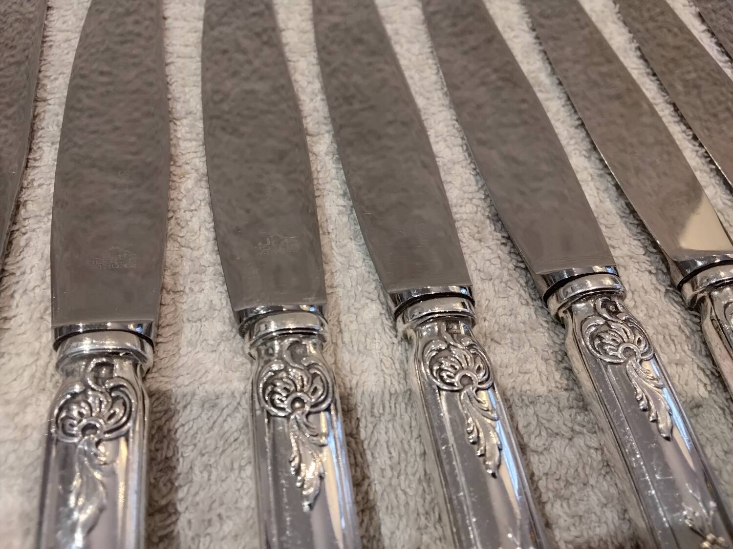 12 silver-plated dessert knives by St Medard, rocaille style, Florian.