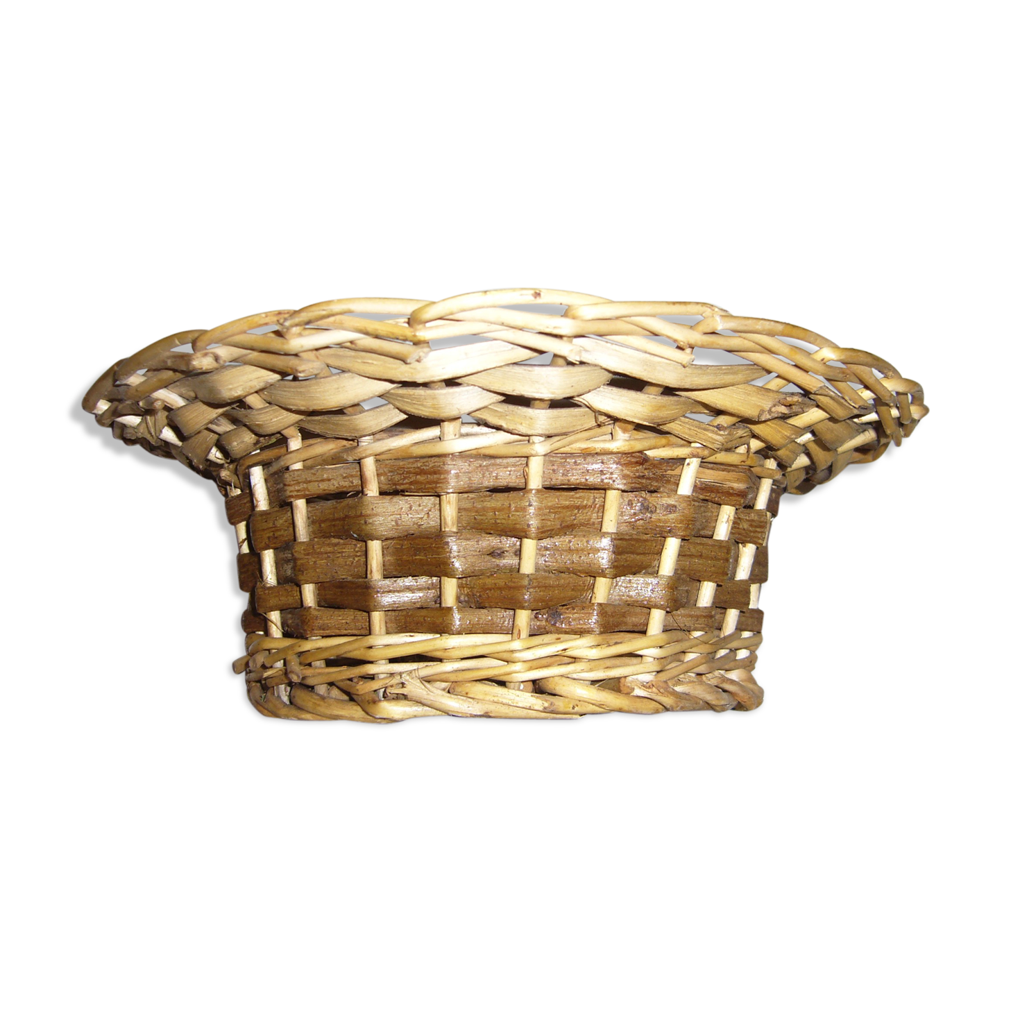 Two-tone woven boater-style pocket emptier