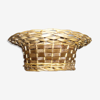 Two-coloured empty-pocket basket braided canoe shape