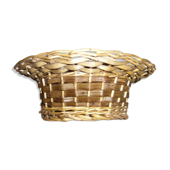 Two-coloured empty-pocket basket braided canoe shape