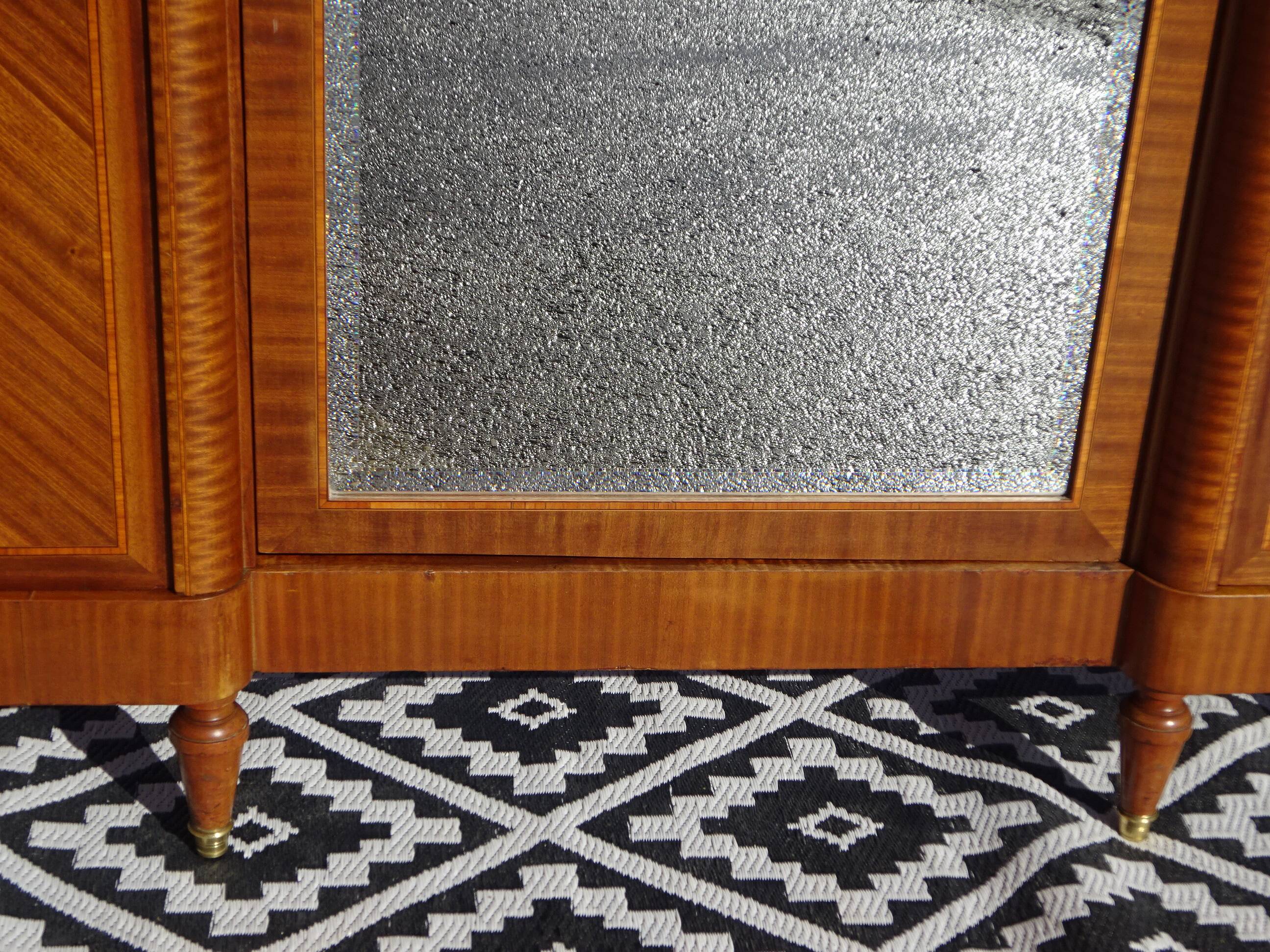 Ancienne armoire Louis XVI avec bronze et marqueterie