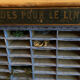 Meuble à casiers “Marques pour le linge”