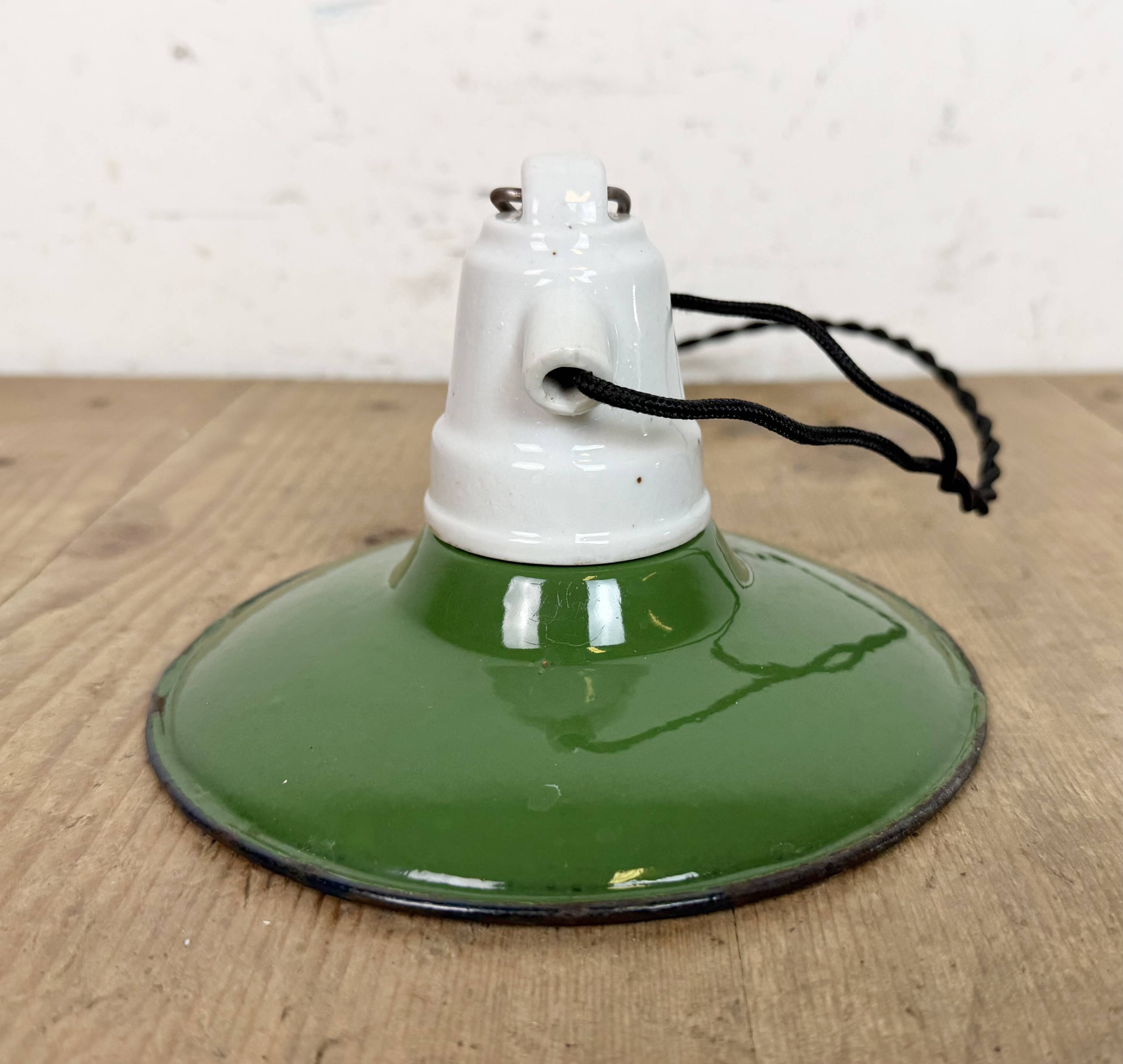 Suspension industrielle en émail vert, années 1950