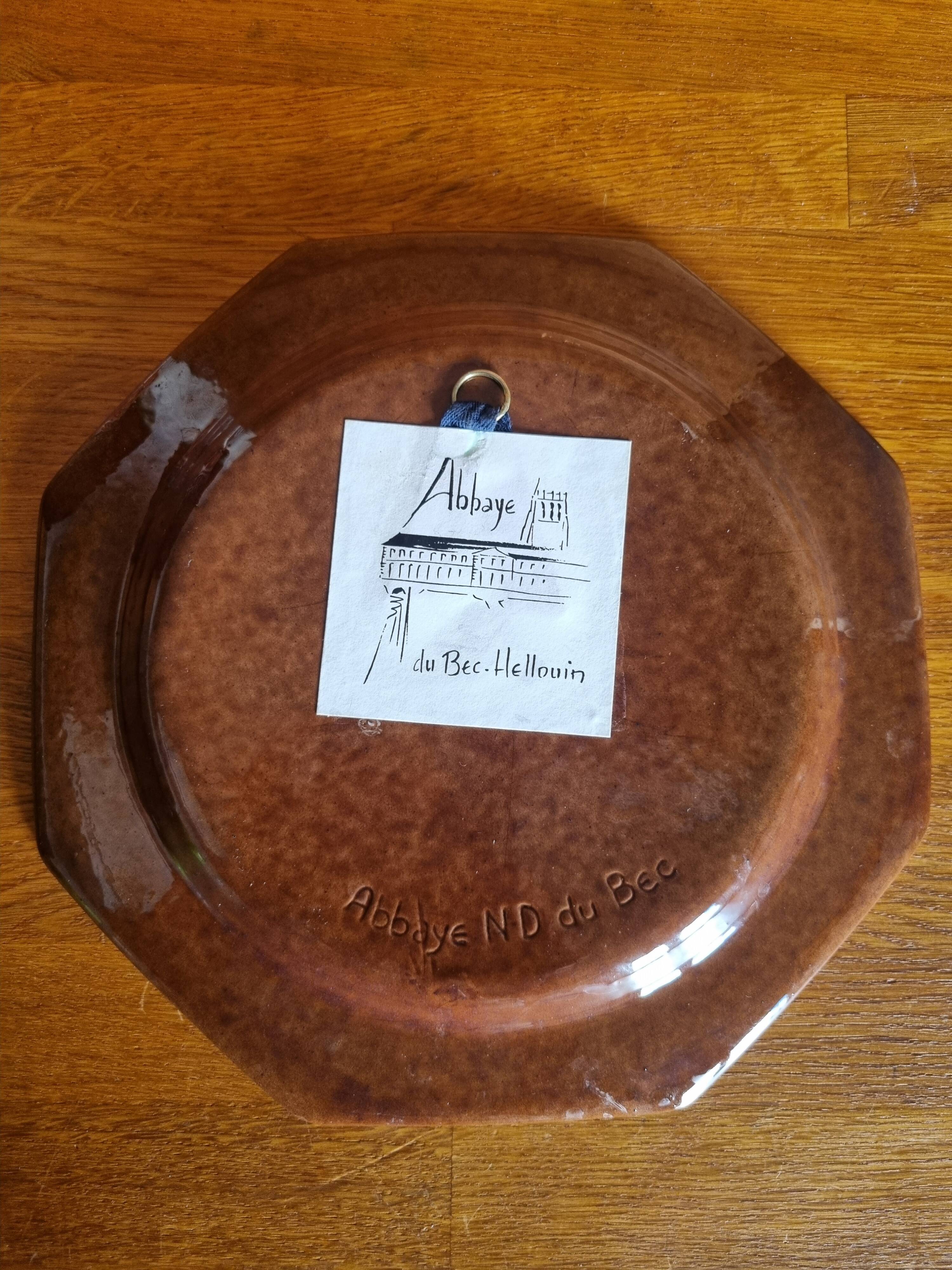 Assiette octogonale artisanale de l'Abbaye Notre-Dame du Bec Hellouin