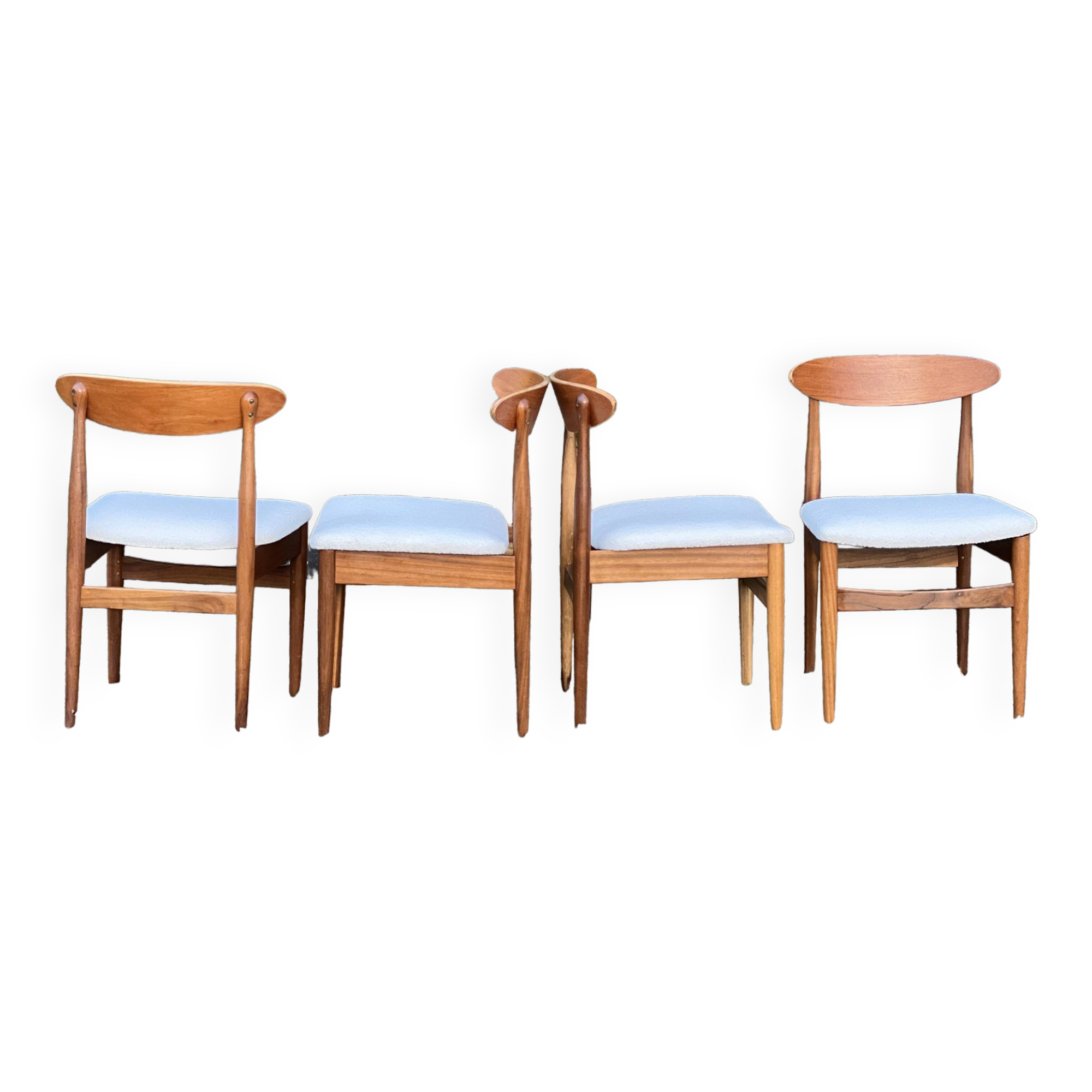 Un ensemble de chaises GPlan en teck avec un tissu laineux blanc