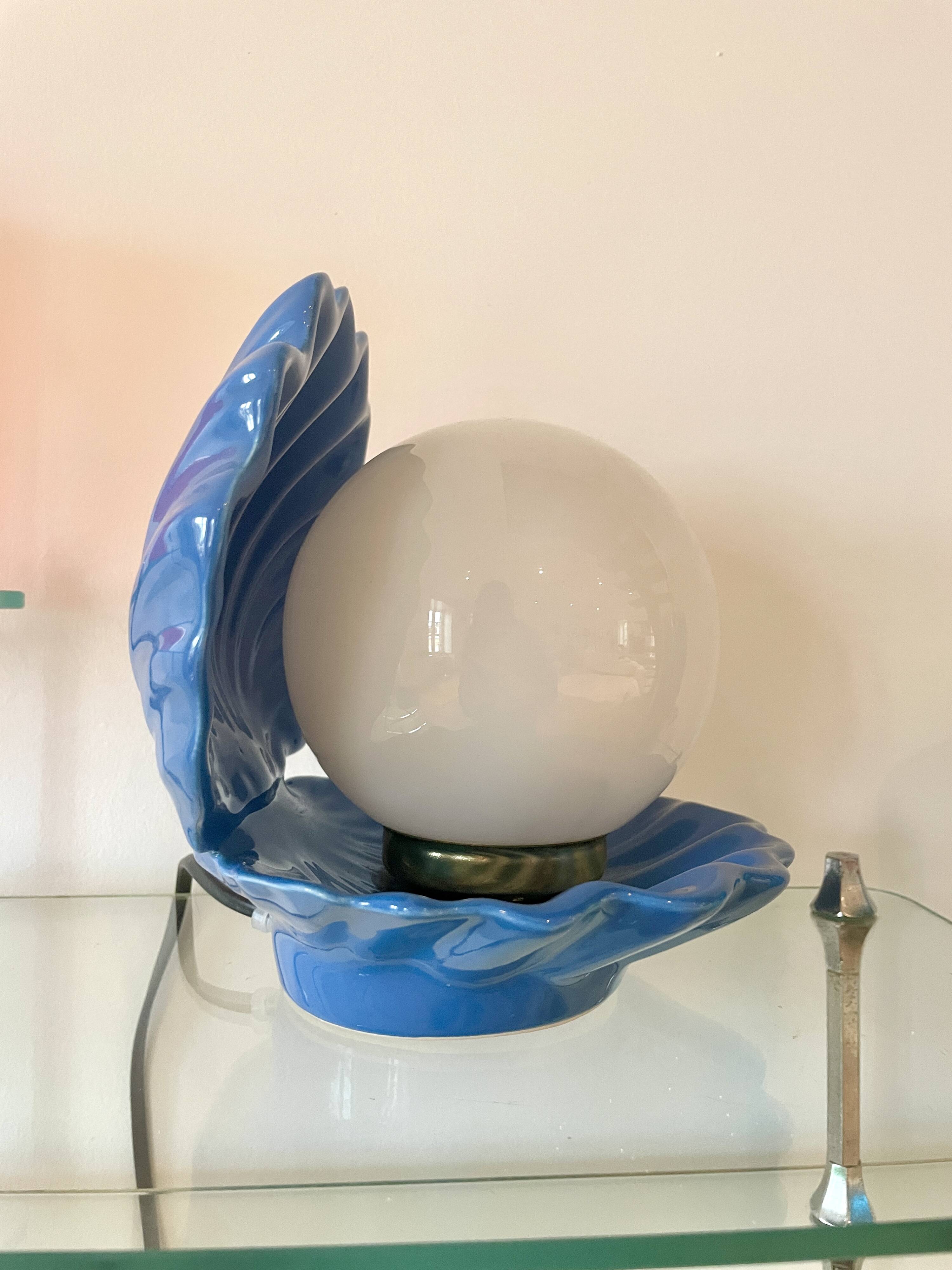 Lampe coquillage en céramique bleue