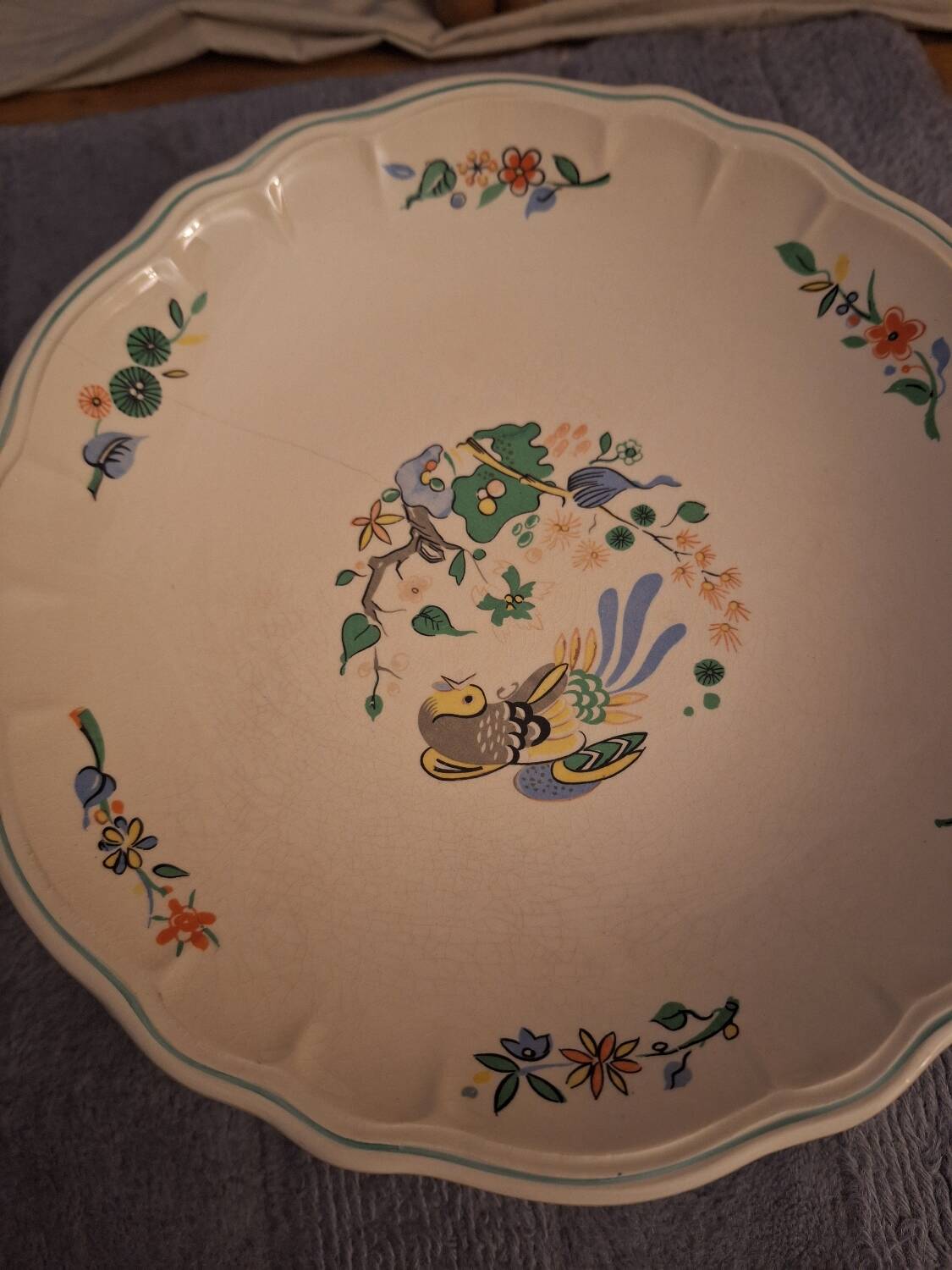 Presentation dish on earthenware foot