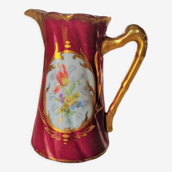 Pot à lait en porcelaine de Limoges, peint à la main de couleur rouge avec décor fleuri et doré