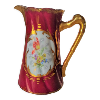 Pot à lait en porcelaine de Limoges, peint à la main de couleur rouge avec décor fleuri et doré