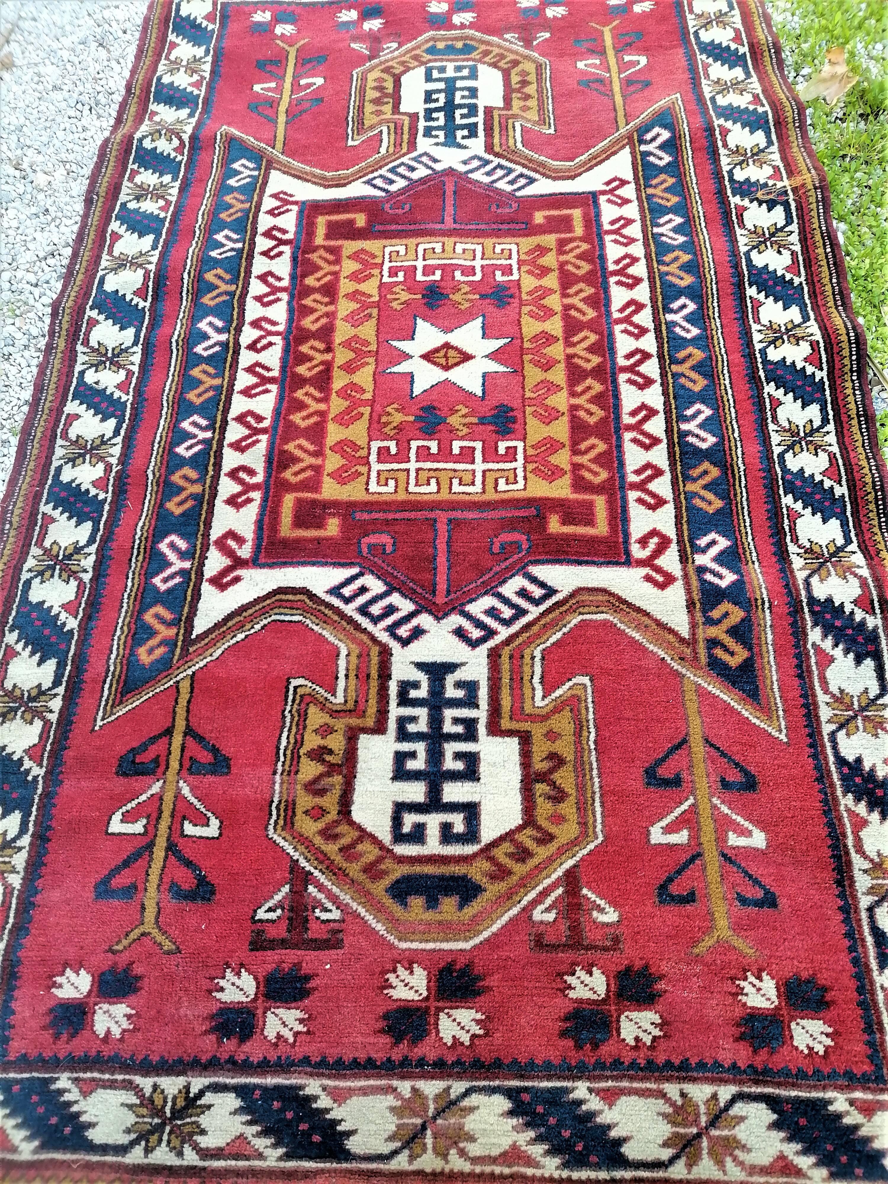 Old oriental carpet. wool made hands. ( 190 x 112 )