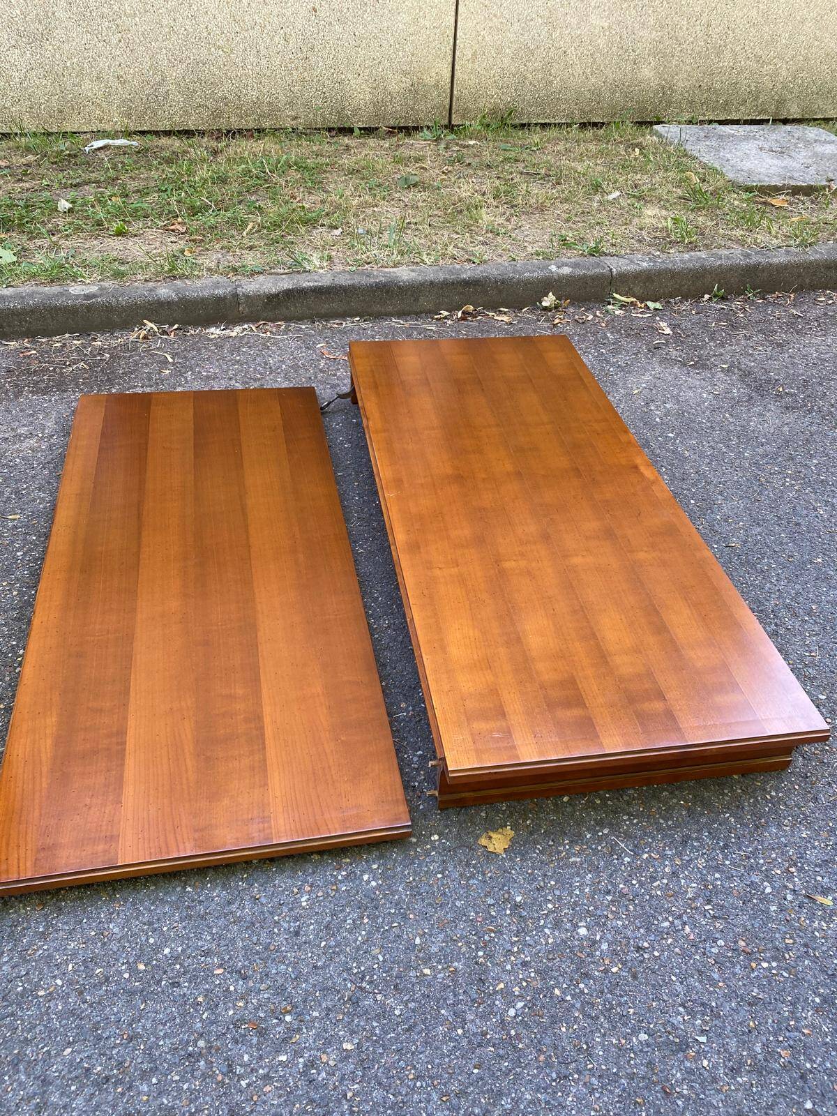 Round extendable dining table Louis XVI in cherry wood from the 1960s.