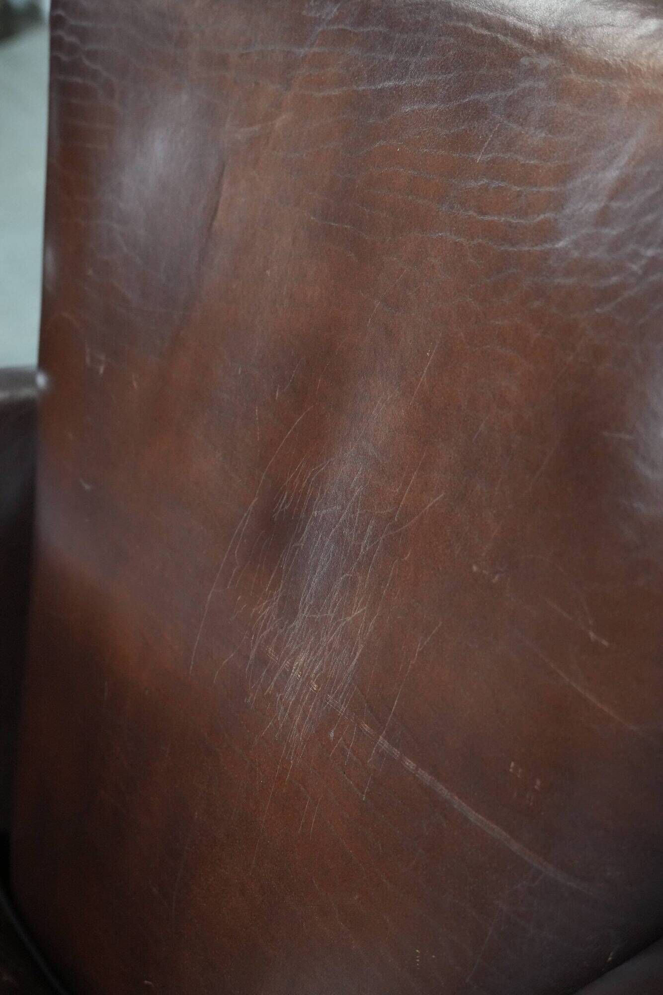 Ensemble de deux fauteuils en cuir de mouton vintage au caractère marqué.