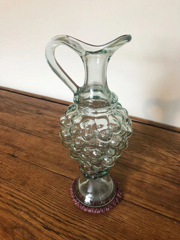 Carafe in the shape of a bunch of grapes