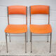 Paire de chaises métal chromé et skaï orange