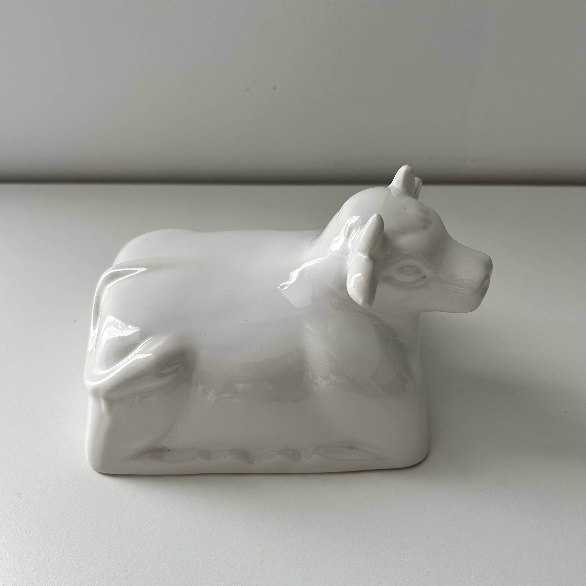 Cloche à beurre en porcelaine