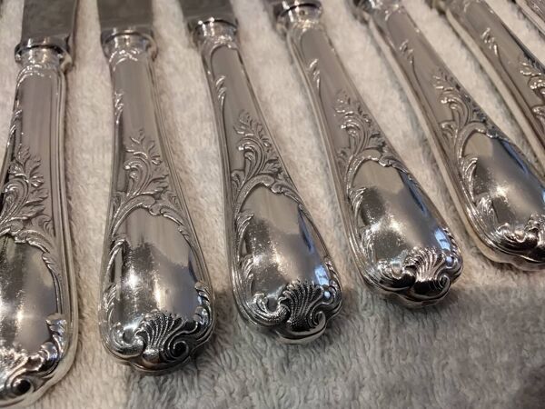 12 couteaux de table métal argenté orfèvre Christofle modèle Marly