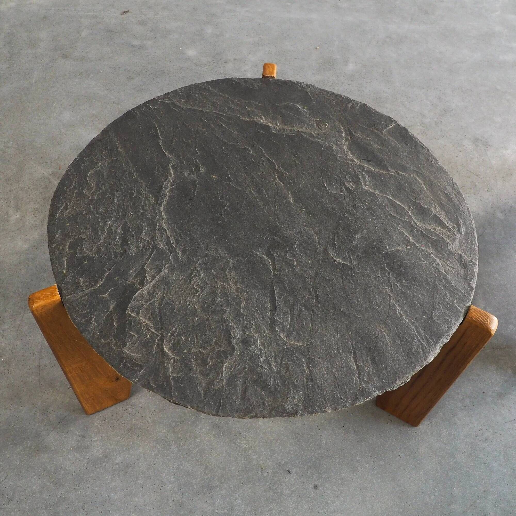 2 tables d'appoint en ardoise et bois de pin de style brutaliste