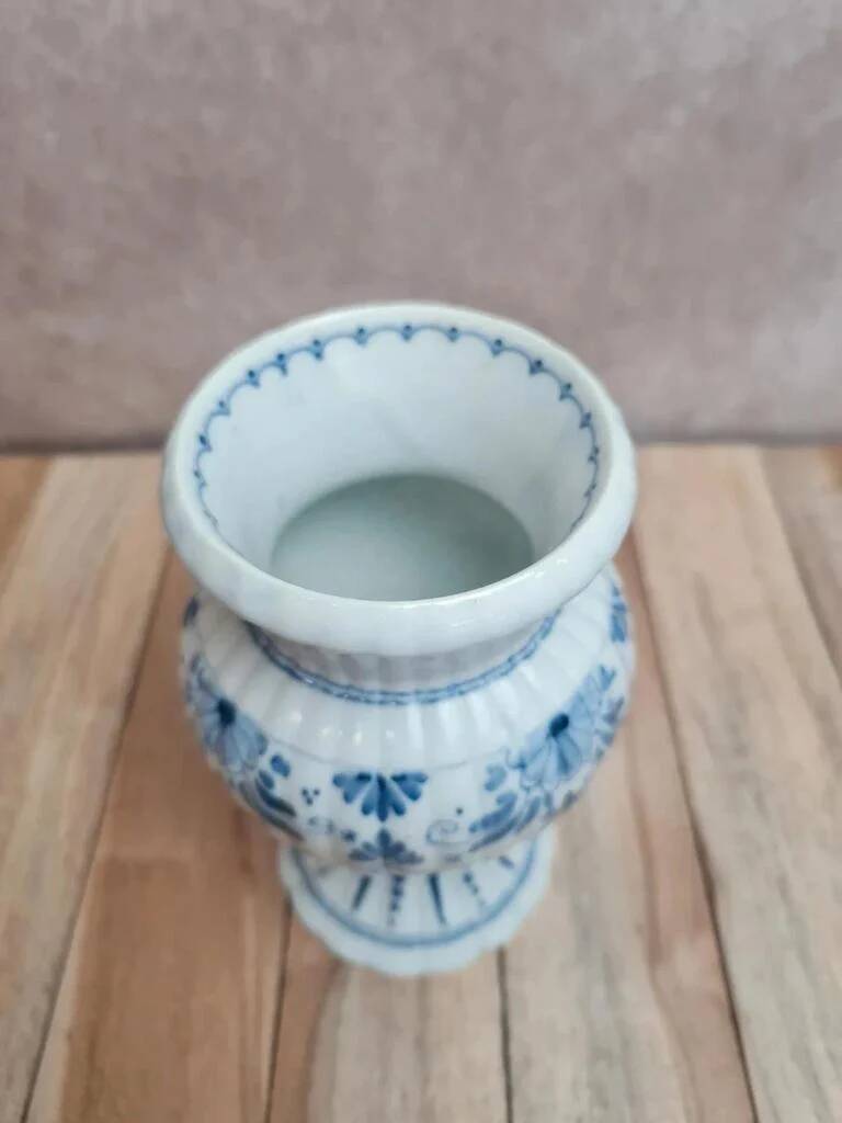 Petit vase vintage style Delft bleu blanc sur piédouche