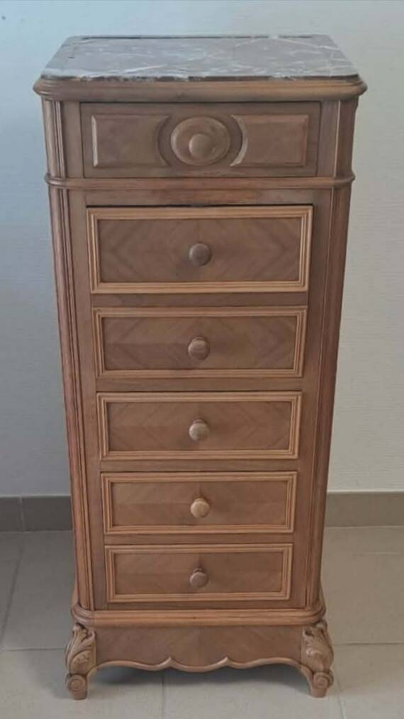 Oak chest of drawers