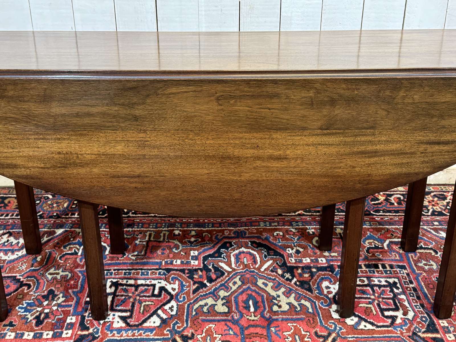 Drop-leaf English table in mahogany called Gateleg.
