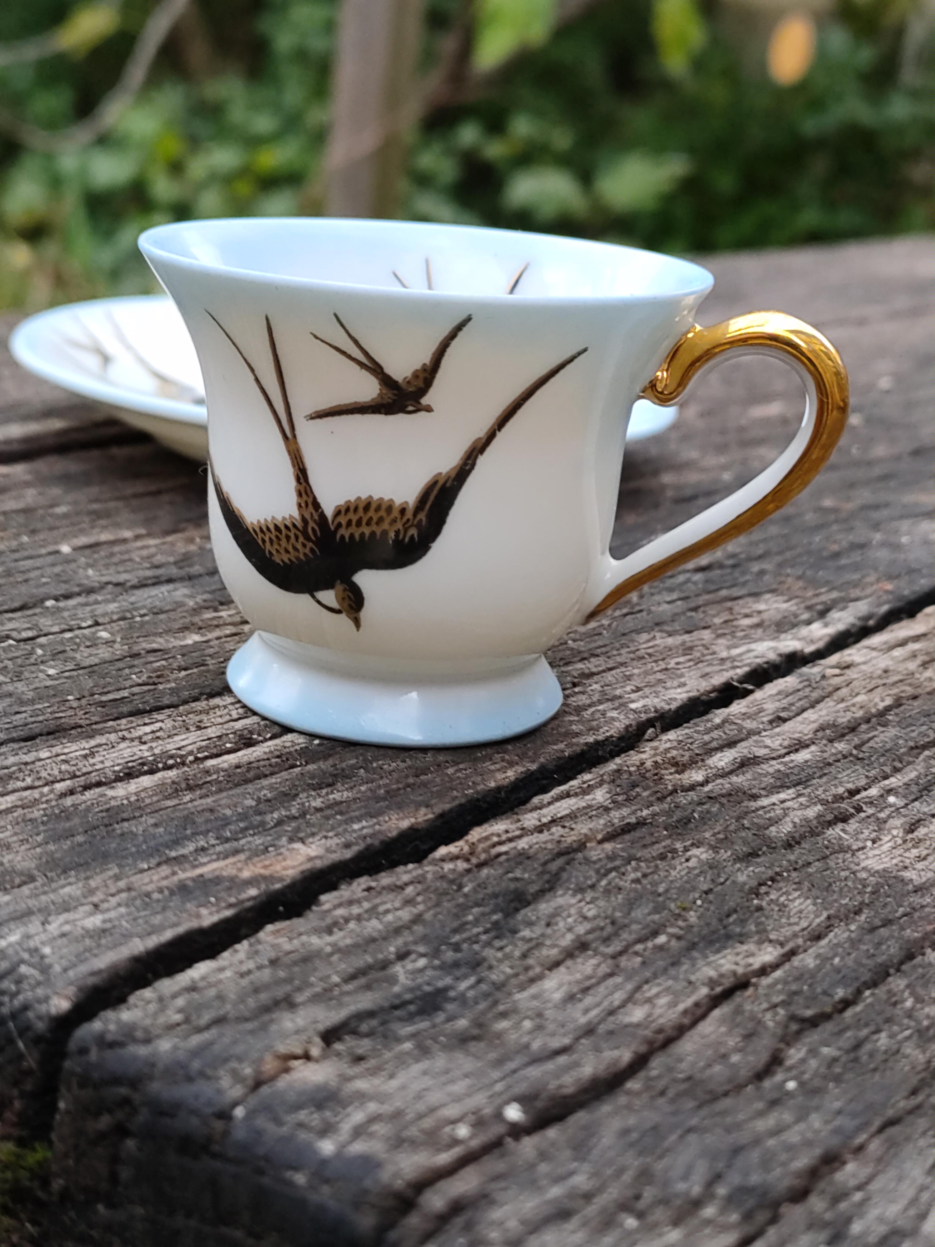 Tasse et sa soucoupe en porcelaine de Limoges motif "hirondelles"