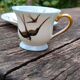 Tasse et sa soucoupe en porcelaine de Limoges motif "hirondelles"