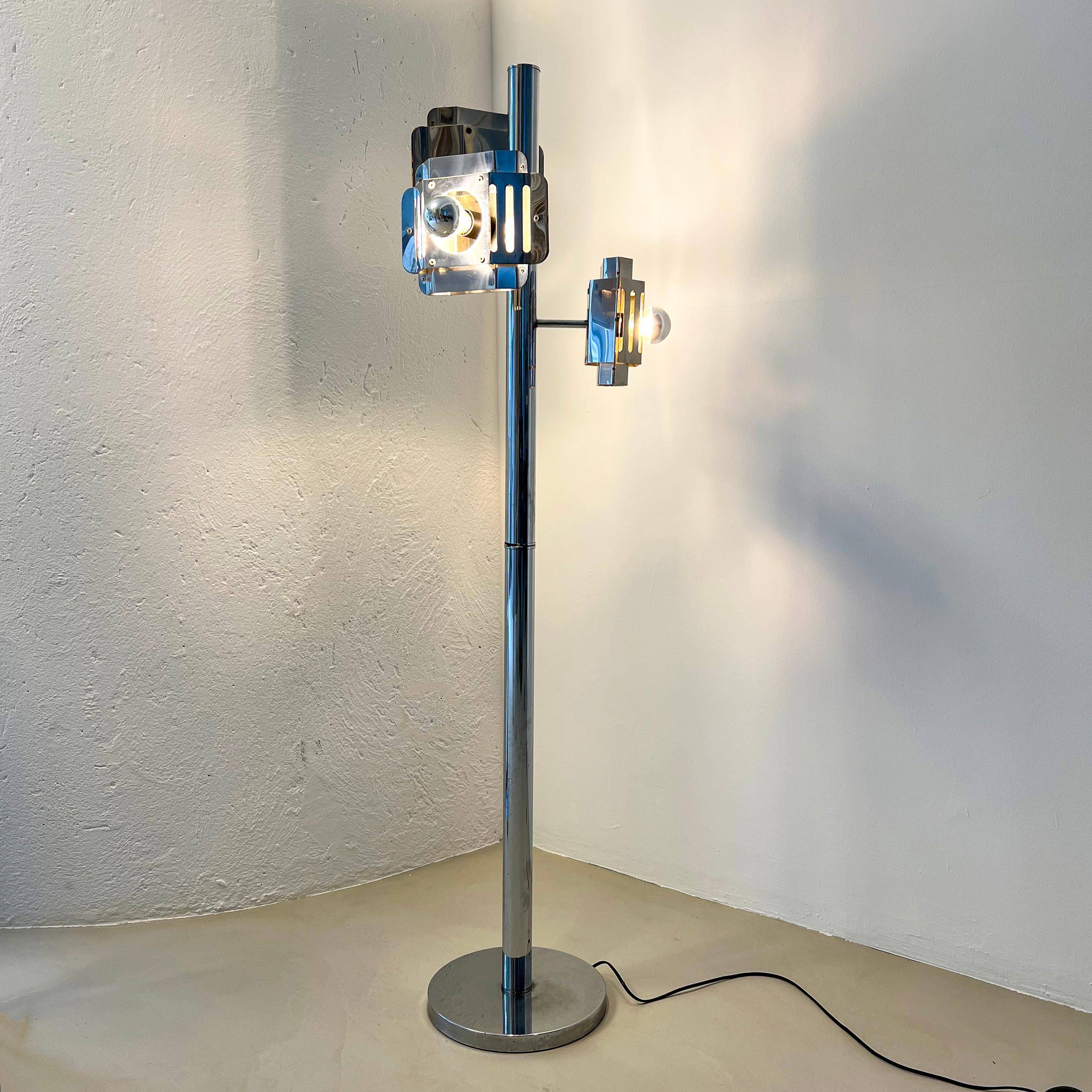 Lampadaire  en métal chromé, avec des abat-jours élaborés.