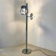 Lampadaire  en métal chromé, avec des abat-jours élaborés.
