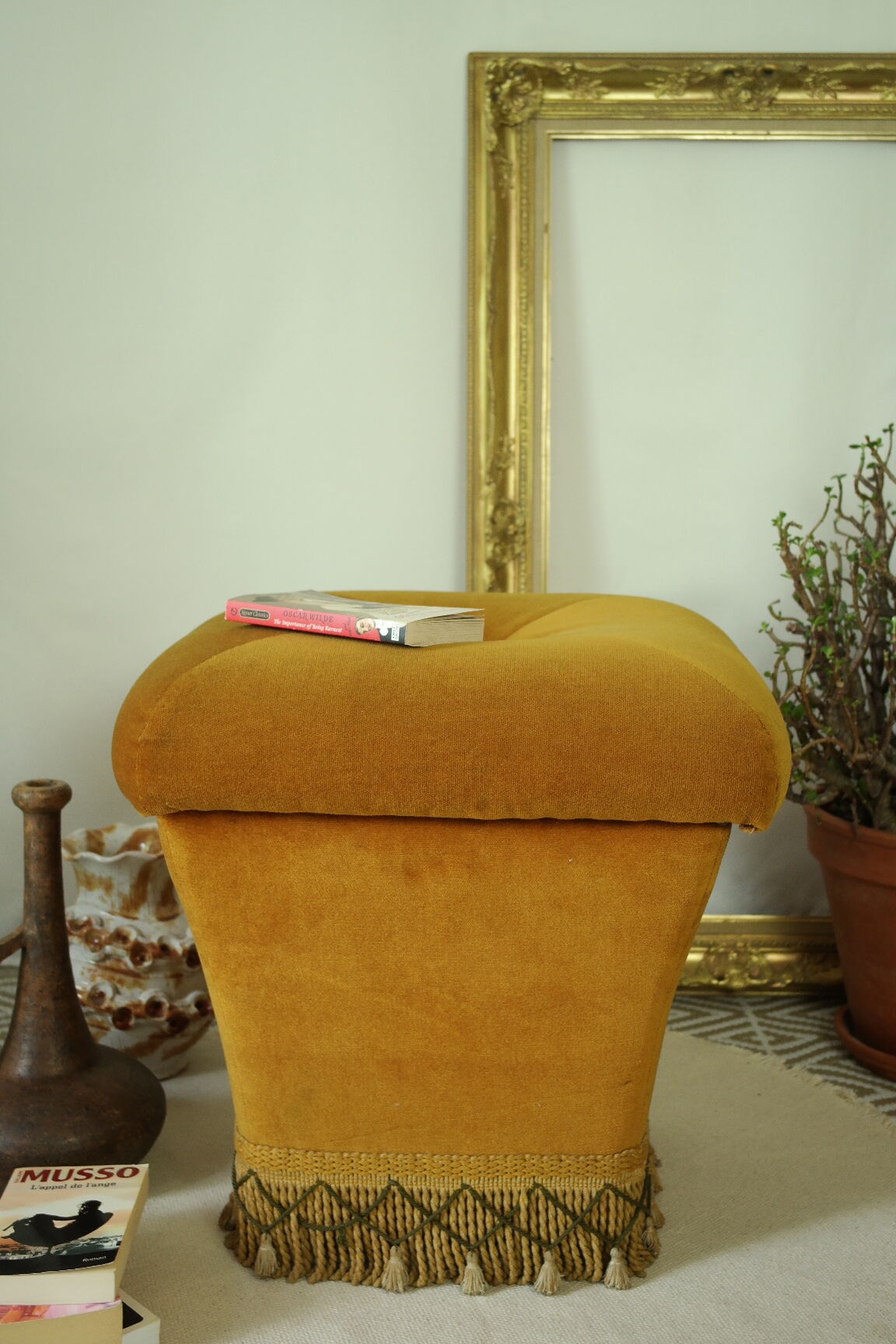Pouf coffre vintage velours ocre et passementerie