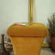 Pouf coffre vintage velours ocre et passementerie