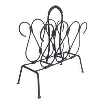 Magazine rack in leather and black lacquered metal. Attributed to Jacques Adnet