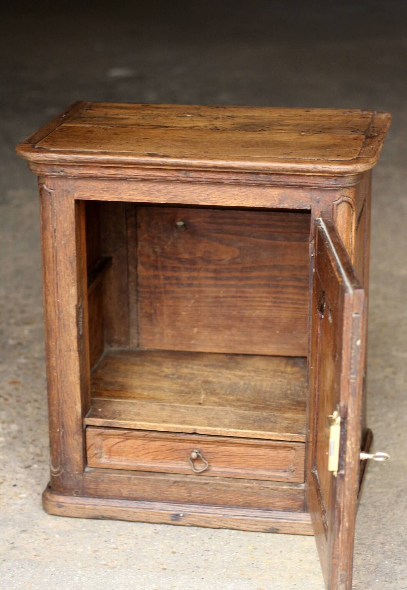 Rare: small piece of solid oak furniture (late 19th century). Bedside table, side table, wardrobe.