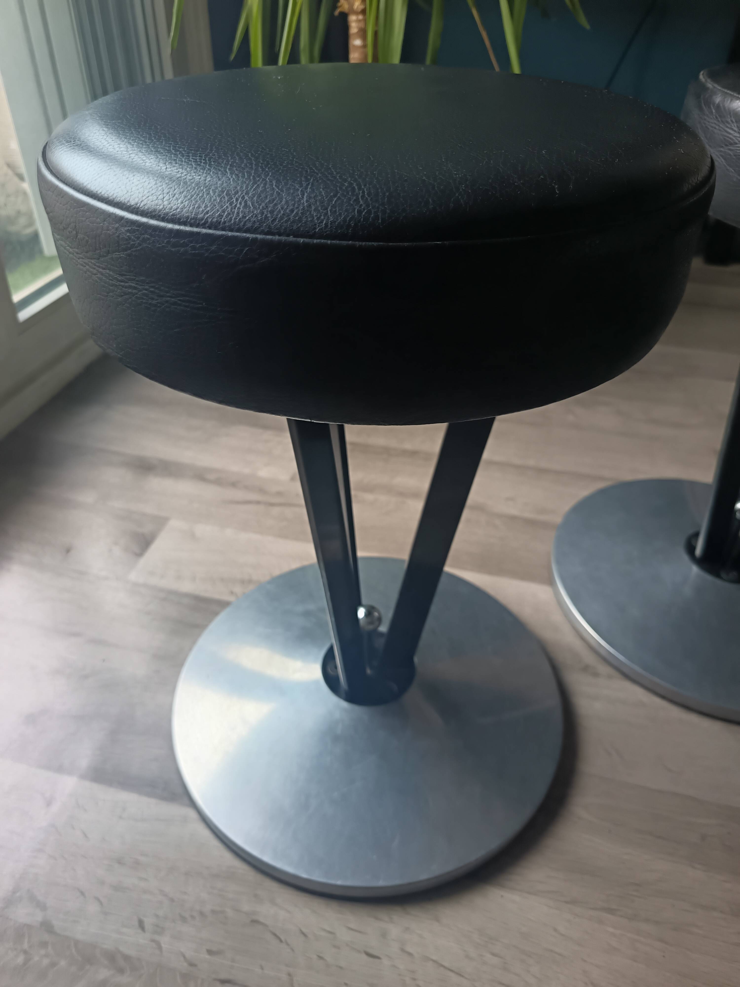 Dry Martini table and stool set