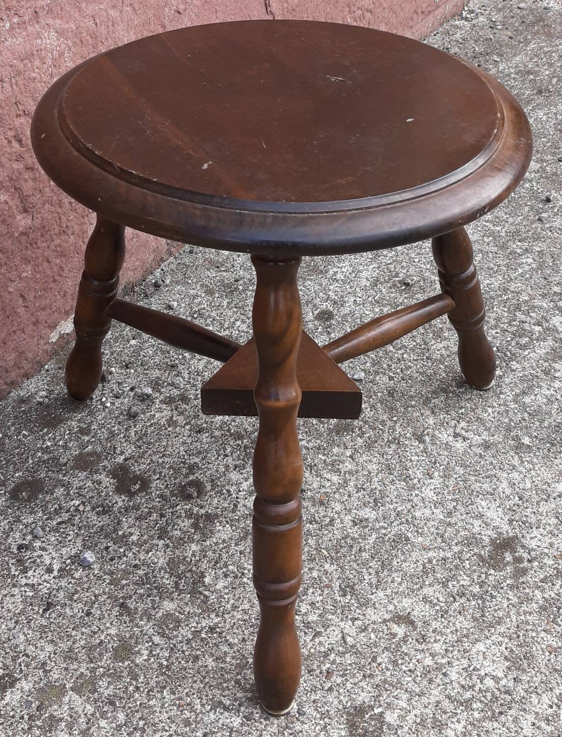 Tabouret bas tripode en bois.