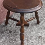Tabouret bas tripode en bois.