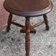 Tabouret bas tripode en bois.