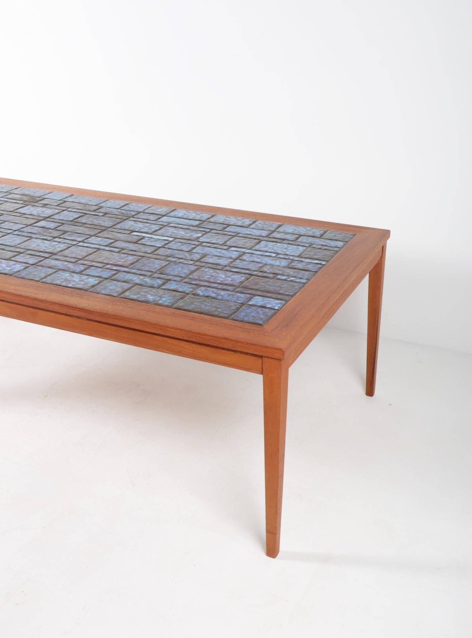 Table basse danoise en teck et céramique bleue
