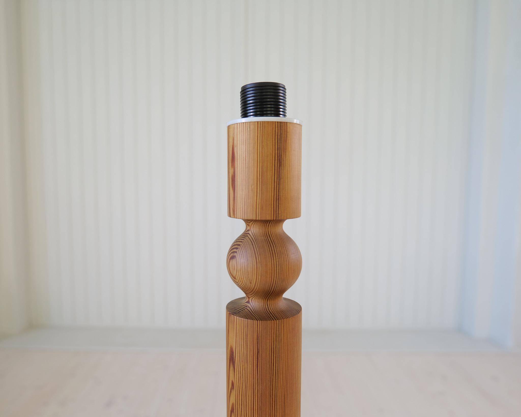 Modern sculptural Scandinavian floor lamp in pine by Uno Kristiansson, Sweden, 1970s.