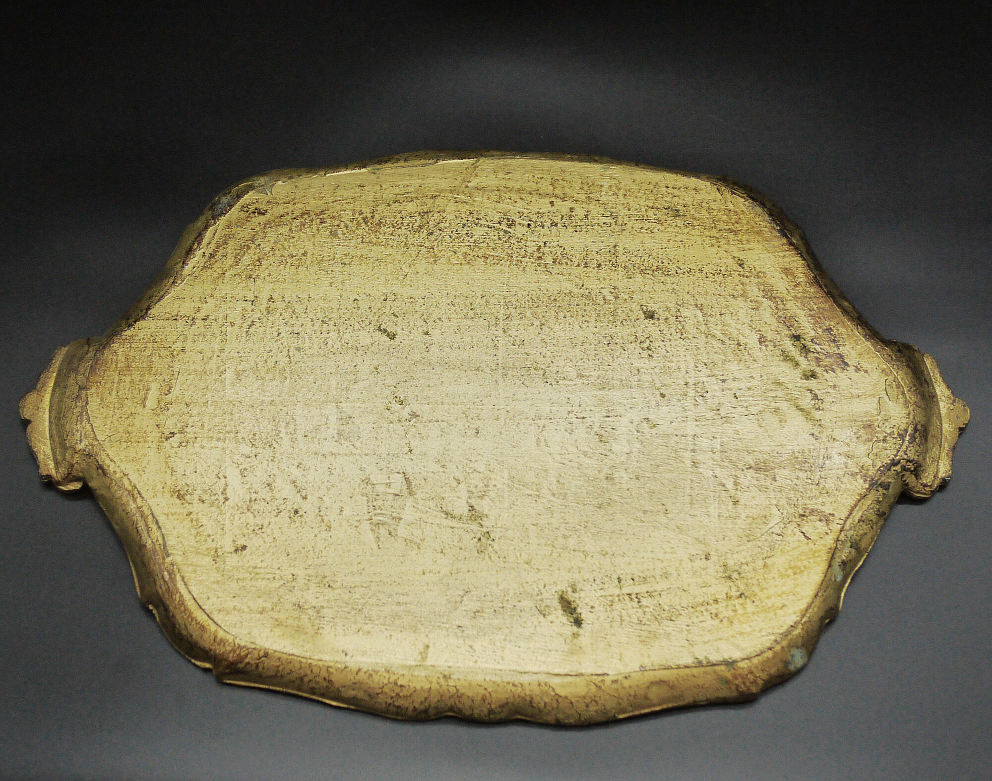 Florentine wooden tray painted with the hand of oval shape