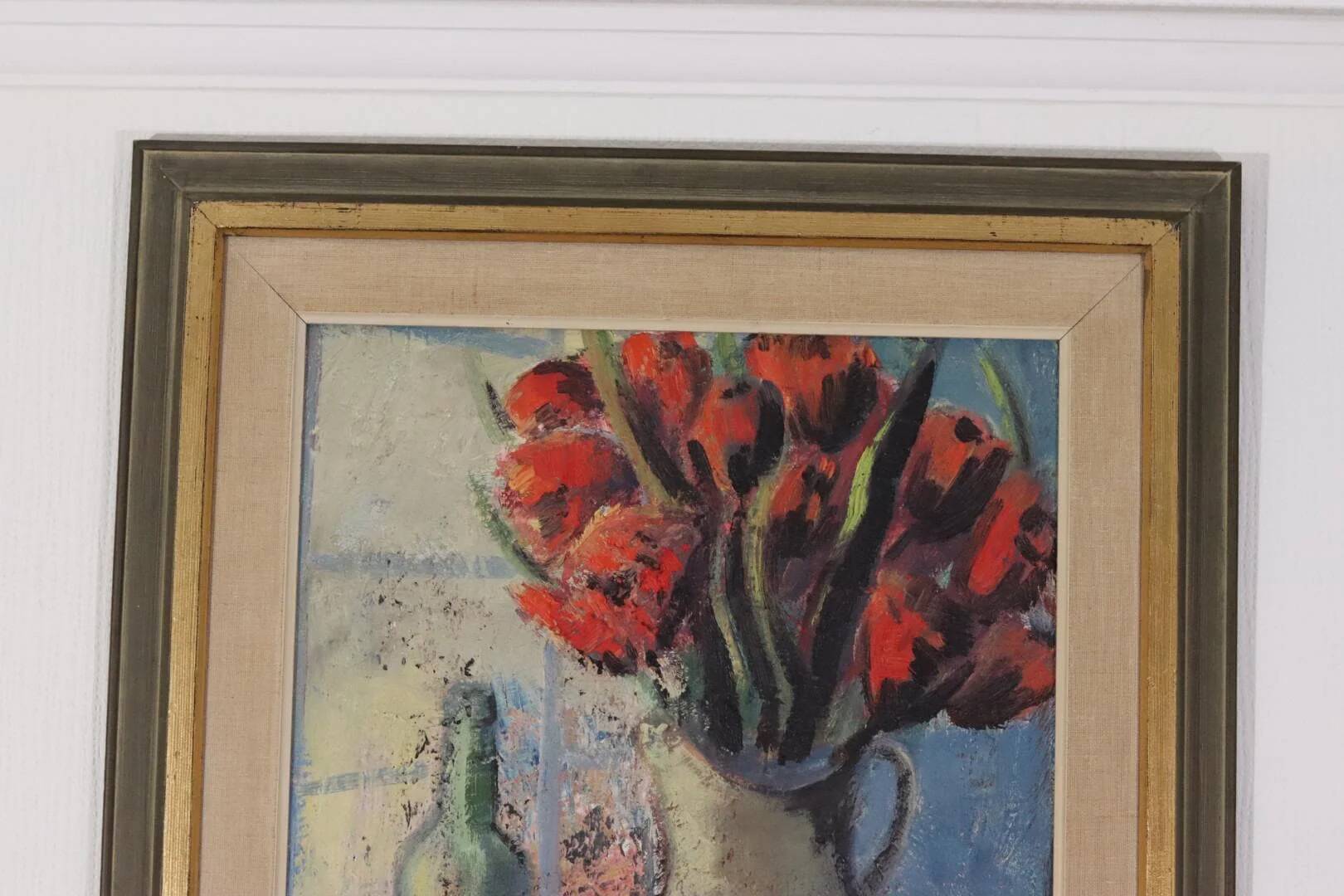 Bouquet rouge et bouteille de vin