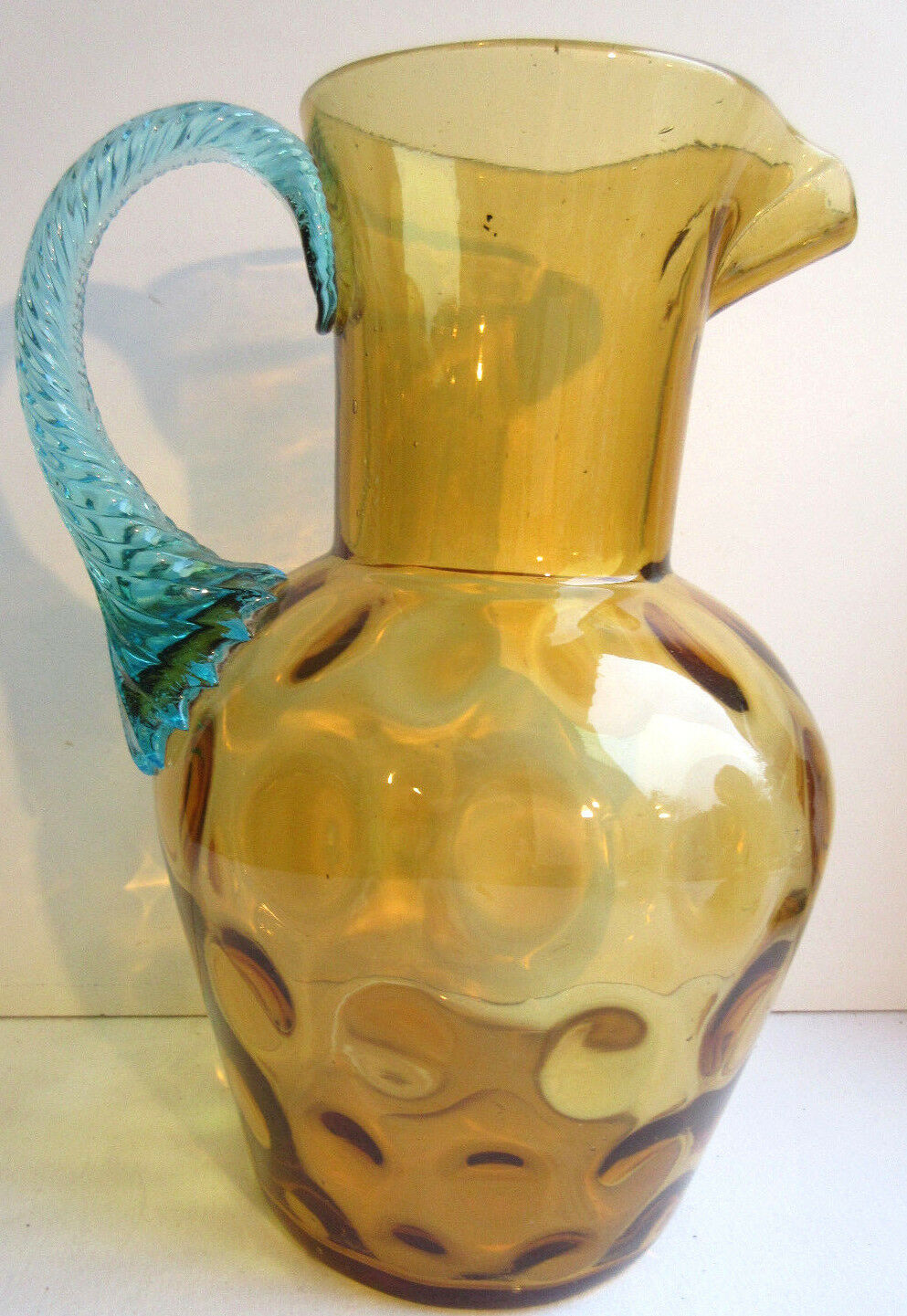 Pichet pot à eau George Sand art nouveau, verre ambre et anse bleue