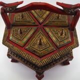 Boîte en bois laque Tayo rouge et doré sur pieds hexagonale , Birmanie XX ème