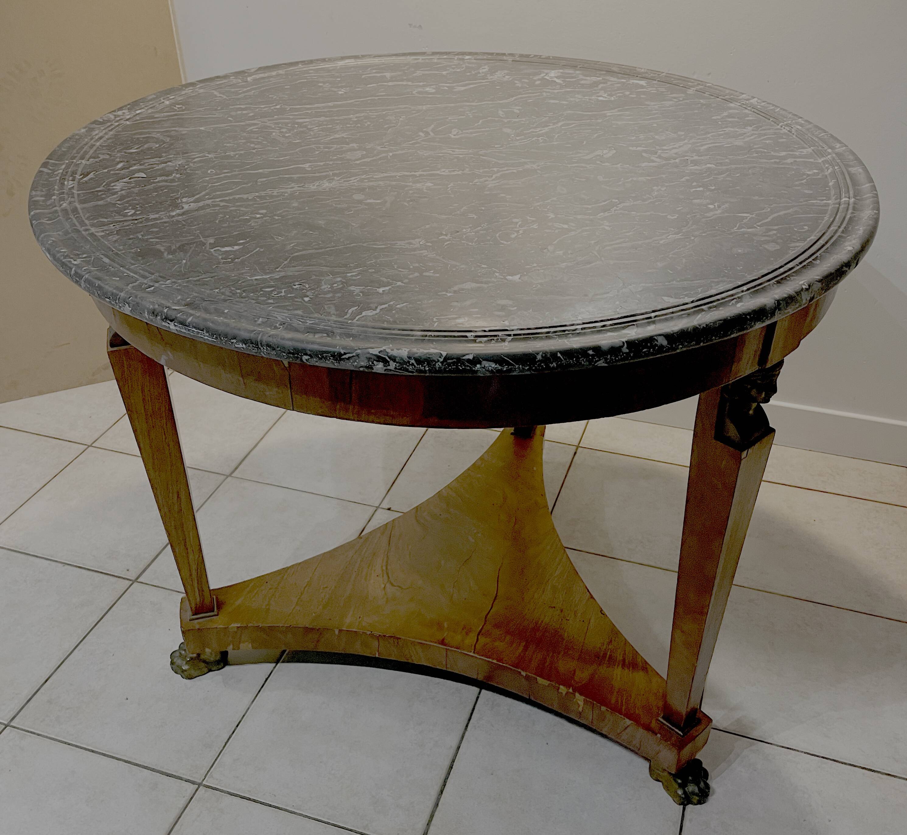 Table  ronde en marbre gris veiné