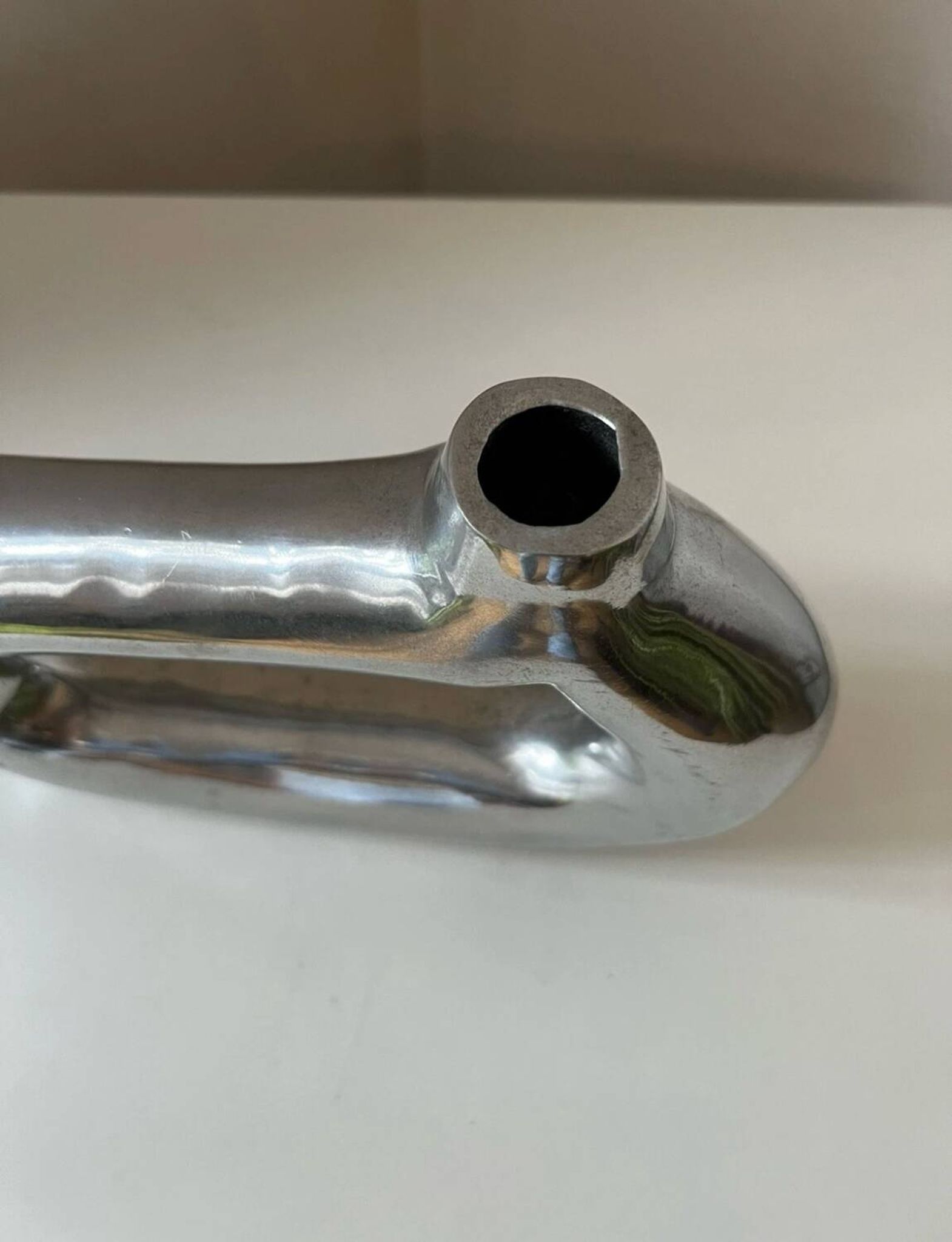 Vase soliflore modernist aluminium asymétrique Vintage 1970