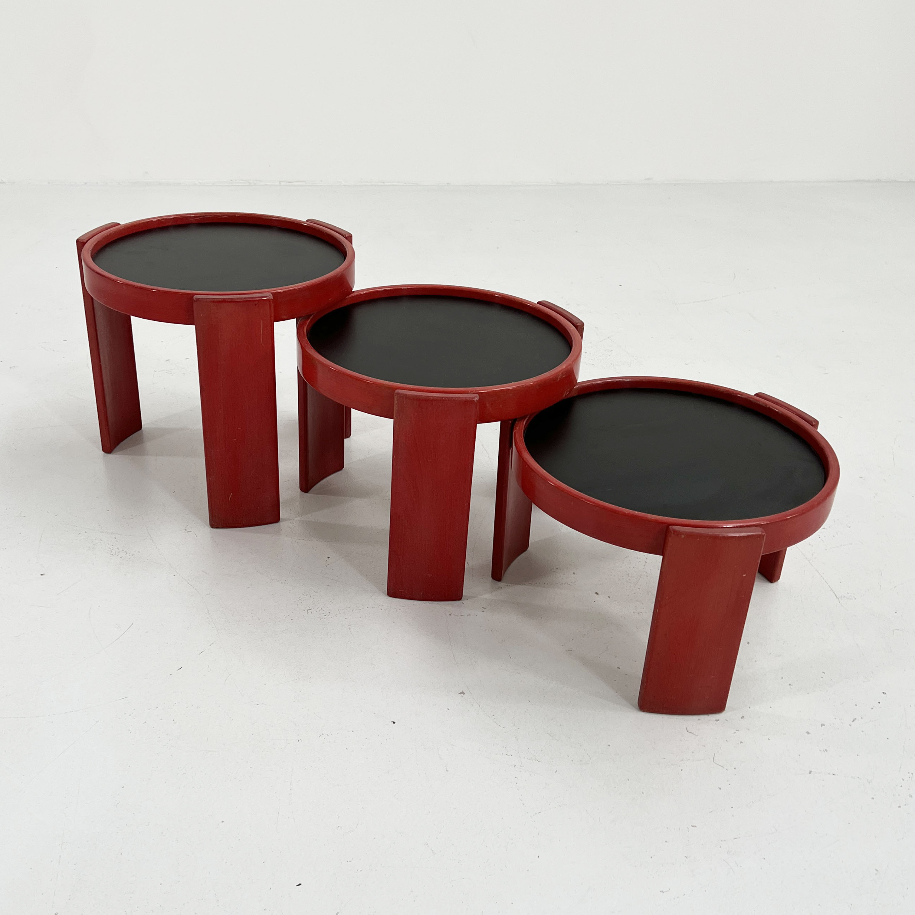 Set of 3 red nesting tables by Gianfranco Frattini for Cassina, 1970