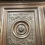 Armoire ancienne Louis XIII en noyer massif avec ses portes sculptées