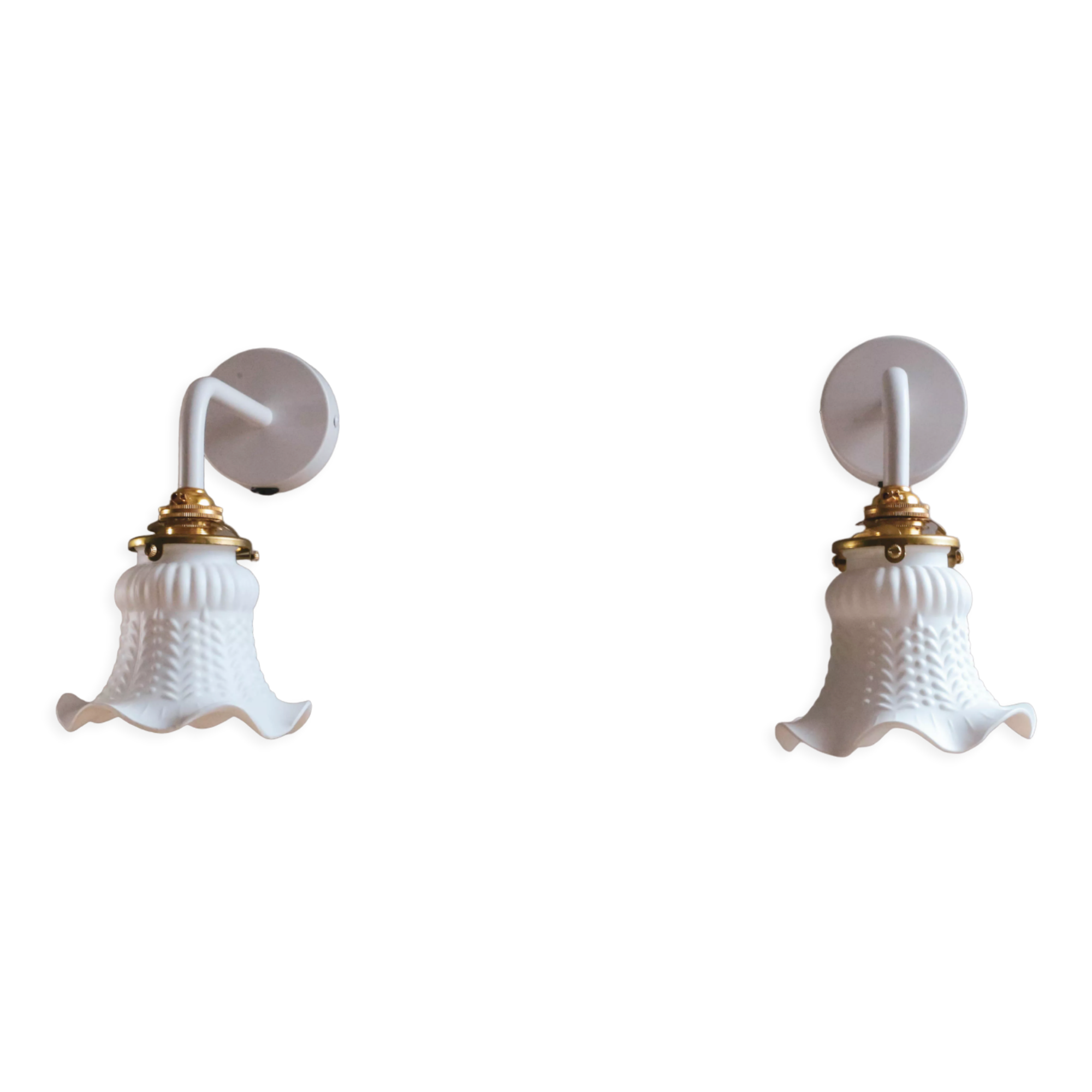 2 wall sconces in tulip glass painted white