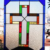 Vitrail décoratif Croix – Verre coloré fait main, 40 × 60 cm