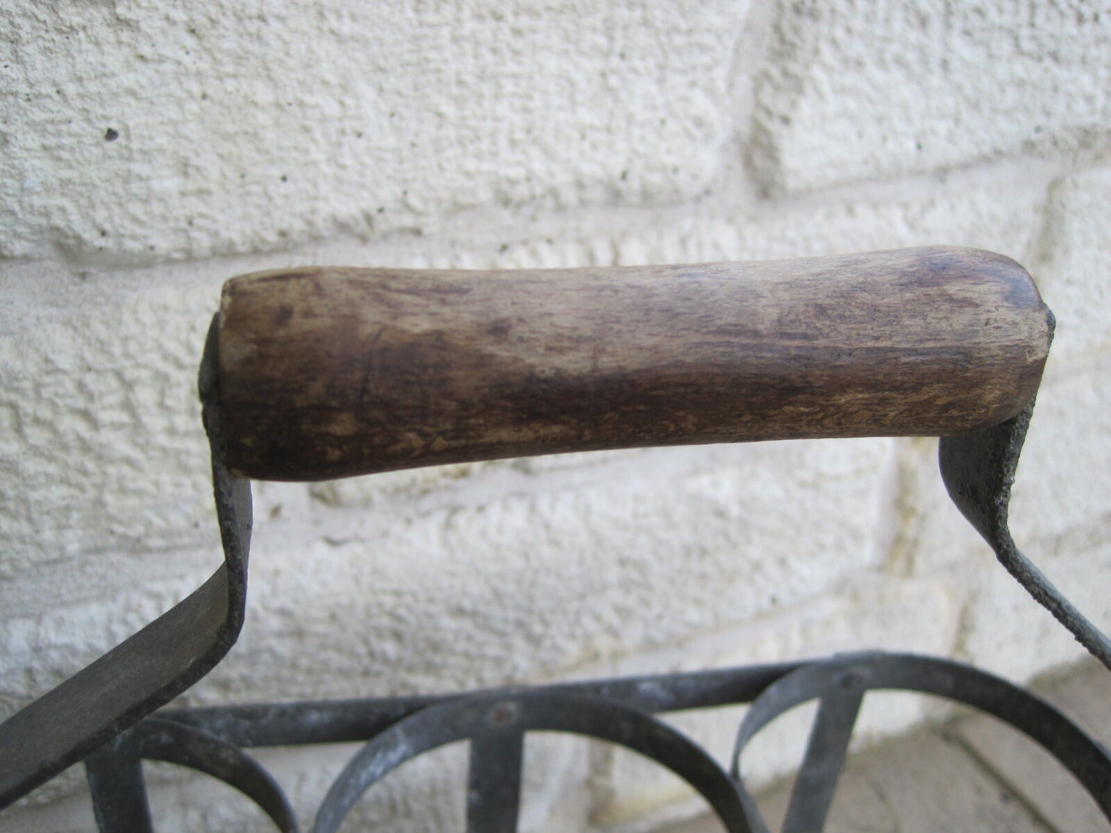 Zinc bottle holder and 6-compartment wooden handle