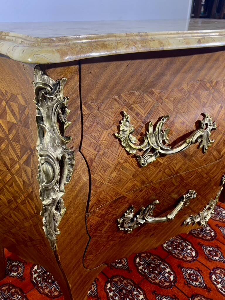 Louis XV chest of drawers, cubed rosewood marquetry, gilded bronzes, veined marble.